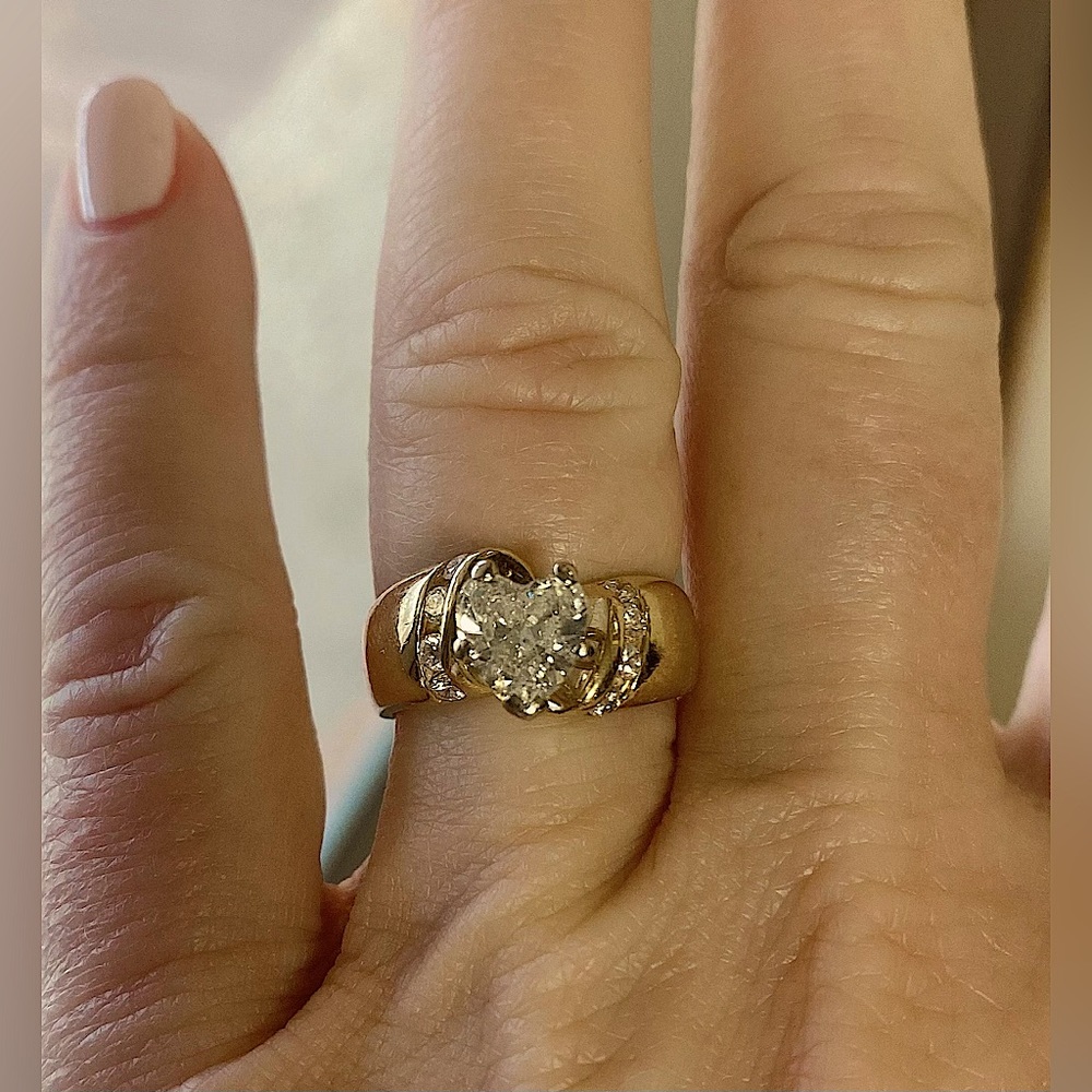 Wedding ring heart diamond yellow gold